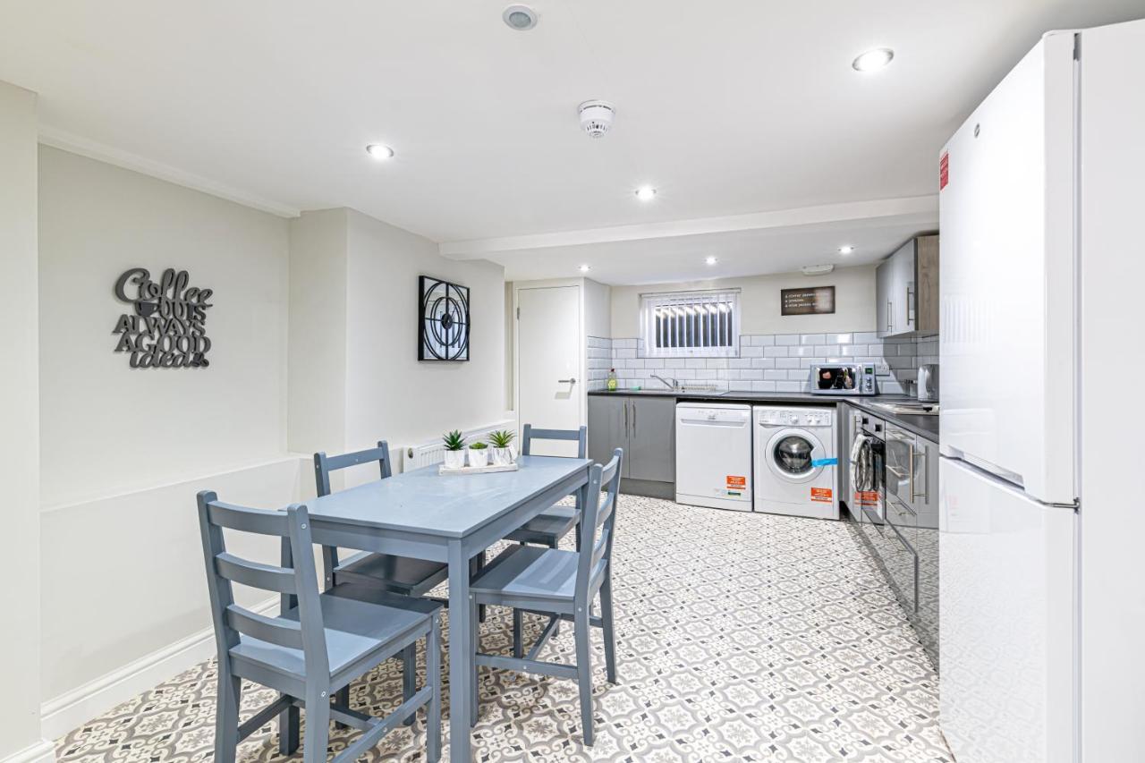 Luxury 5 Bedroom Holiday Home Within 普雷斯科特 外观 照片